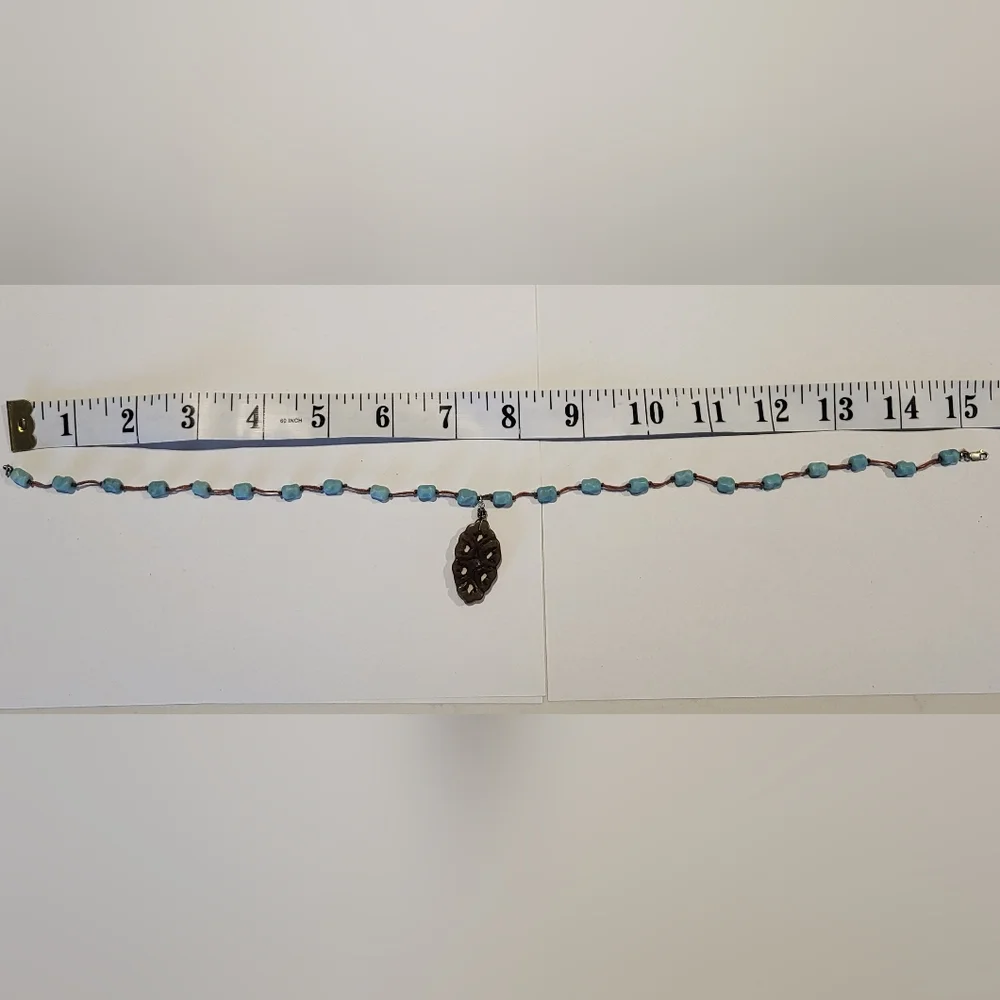 Necklace featuring turquoise nugget beads wth silver clasp. - Picture 5 of 7